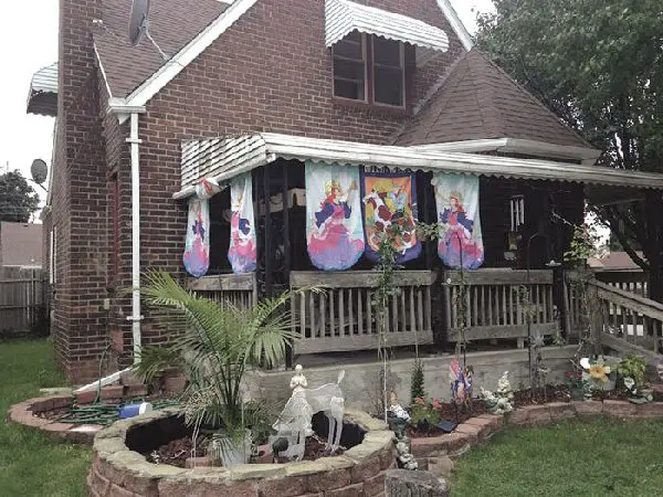 Residents claim city forced them to remove outdoor blinds, decry 'unnecessary ordinances'