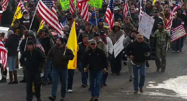 Militiamen occupy federal building in Oregon
