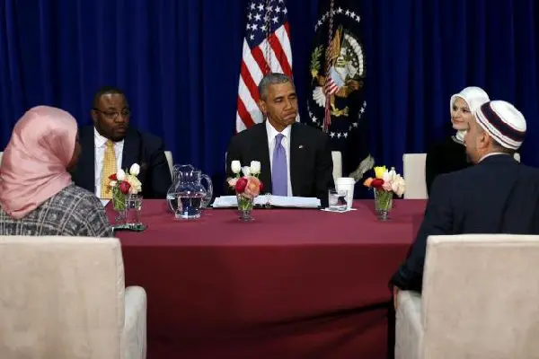 Obama urges Americans to fight Islamophobia during first mosque visit