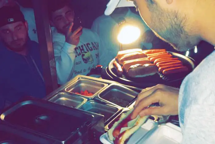 Muslims flock to 'Heights Hot Dogs' during Ramadan