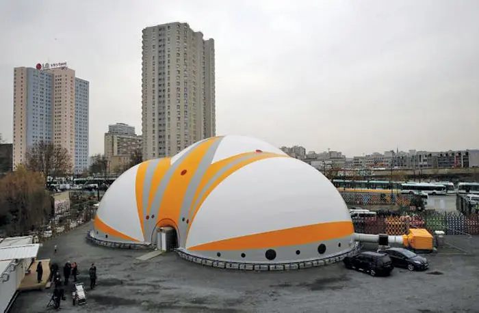 Paris opens reception center to help solve migrants crisis