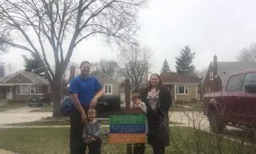 Local woman starts sign campaign to welcome Arab neighbors