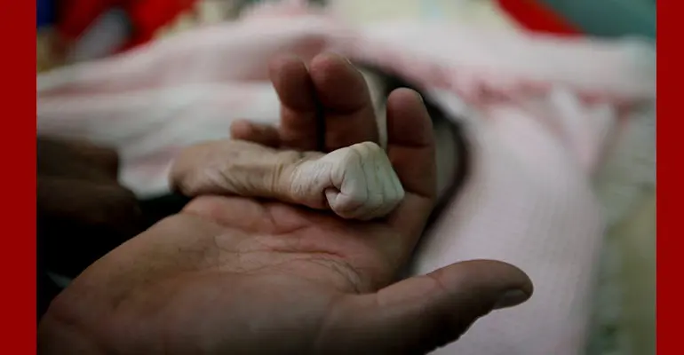 Yemeni father mourns baby girl who died of starvation