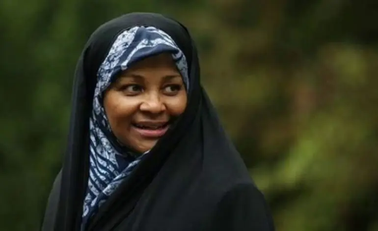 FBI detains American-born journalist without charge