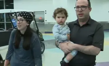 Jewish couple kicked off flight for “body odor” accuses American Airlines of racial discrimination