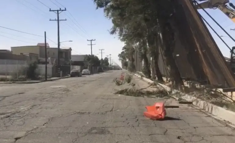 Part of Trump’s wall damaged by gusts of wind