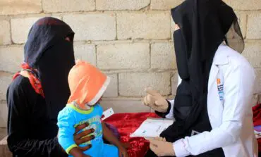 Yemeni woman gives her time and wages to treat children malnourished by war