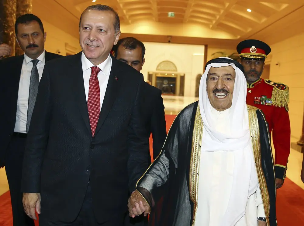 Turkey's President Recep Tayyip Erdoğan, left, walks with Emir of Kuwait Sheikh Sabah Al Ahmad Al Sabah, right, prior to their meeting in Kuwait City, Kuwait, Sunday, July, 23, 2017. Photo: Turkish Presidency Press Service/Pool Photo via AP