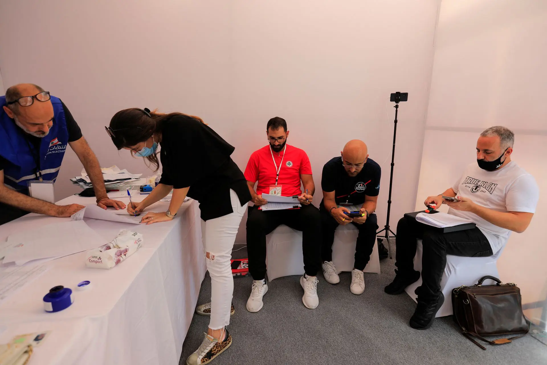 A Lebanese expat signs after she casts her vote for Lebanon's parliamentary election at the Consulate General of Lebanon in Dubai, United Arab Emirates May 8. Photo: Rula Rouhana/Reuters