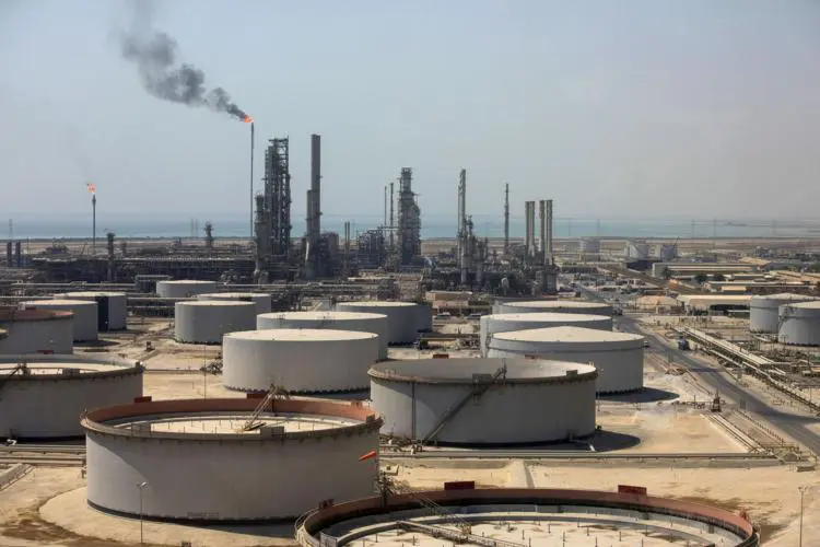 An oil refinery and its crude oil storage tanks in Ras Tanura, Saudi Arabia. Photo: Bloomberg