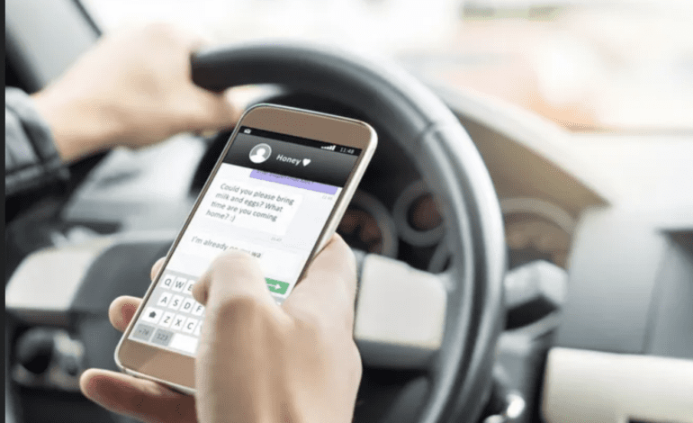 Michigan lawmakers consider prohibiting phone use while driving