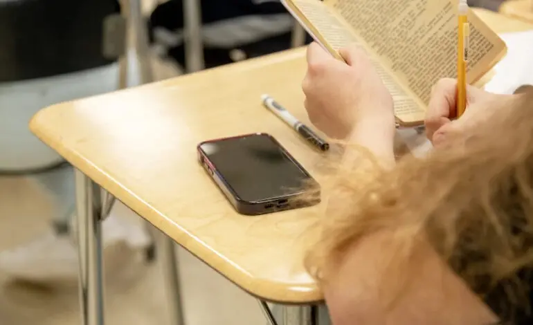 Michigan legislature approves statewide ban on student smartphone use during class time