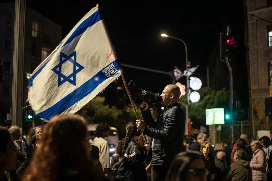 Israelis gather at Paris Square to hold a demonstration against Prime Minister Benjamin Netanyahu and the Israeli government carrying Israeli flags and anti-government banners in West Jerusalem on May 23. – Photo by the Anadolu Agency
