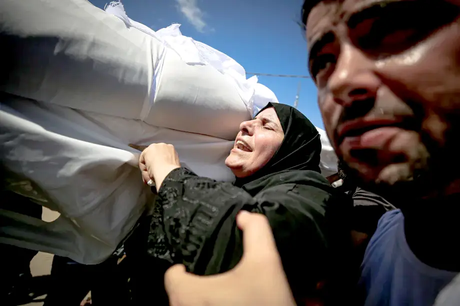 Relatives and mourners react with grief outside the mortuary of al-Shifa Hospital in Gaza City, Palestine on September 19, 2026, during the funeral preparations for 28-year-old Basir al-Bursh, son of Gaza Health Ministry Director-General Munir al-Bursh. [Saeed M. M. T. Jaras – Anadolu Agency]