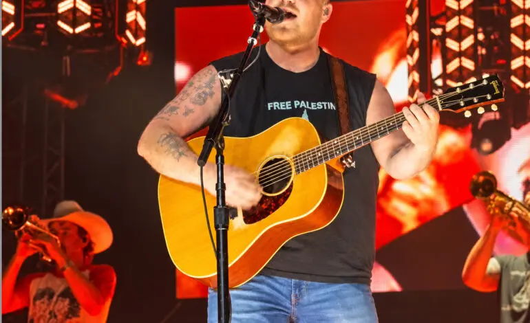 Zach Bryan wears “Free Palestine” shirt at Gillette after Macklemore ban