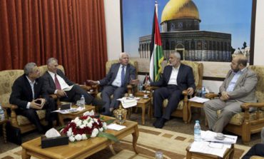 Palestinian rivals sign agreement for unity government, Israel suspends peace talks