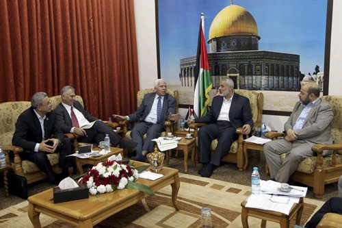 Palestinian rivals sign agreement for unity government, Israel suspends peace talks