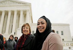 U.S. justices show support for Muslim woman denied job due to head scarf
