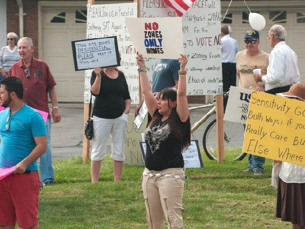 Hundreds of Sterling Heights residents turn out to protest Mosque