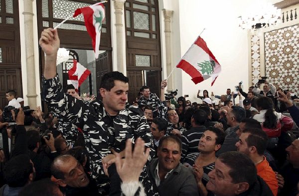 Prisoner swap frees 16 Lebanese soldiers held by Nusra