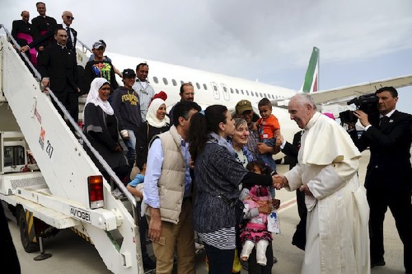 Pope returns with 12 refugees after visit to Greek island