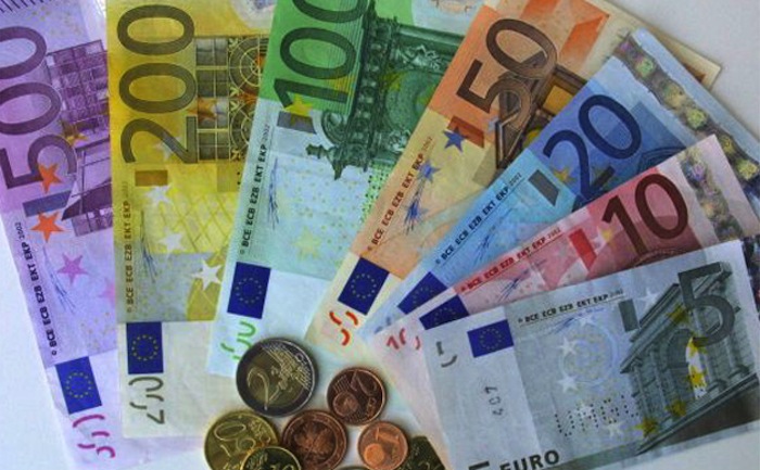 Syrian refugee returns €150,000 he found in a cupboard