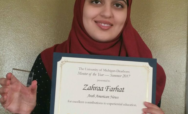 The AANews reporter Zahraa Farhat receives UM-D Mentor of the Year award