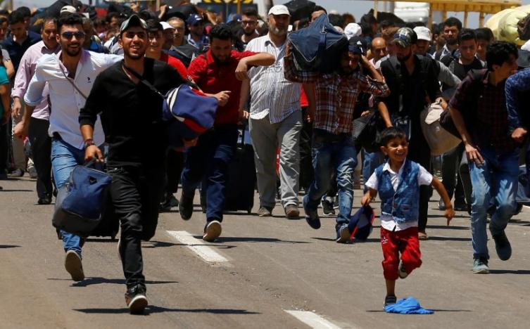 Syrian refugees head home on foot from Turkey for Eid holiday