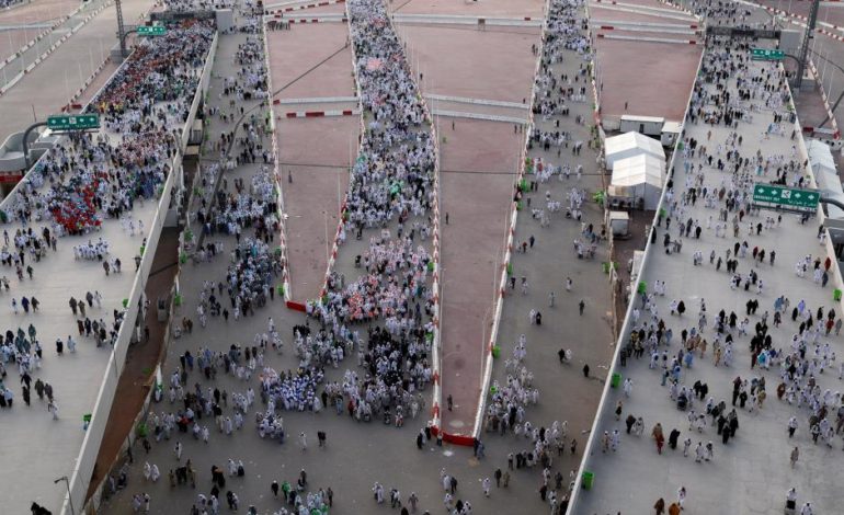 Pilgrims pray and give praise as haj winds down in Mecca