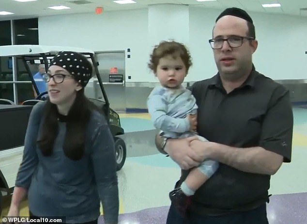 Jewish couple kicked off flight for “body odor” accuses American Airlines of racial discrimination