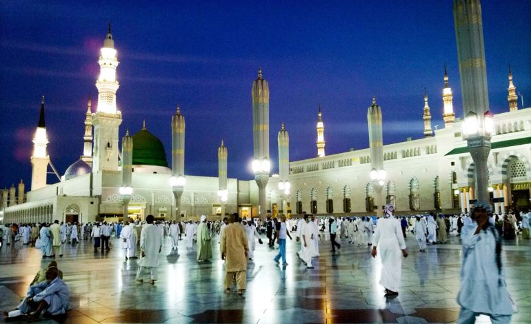 Saudi Arabia suspends prayers in the arenas outside Mecca, Medina holy mosques