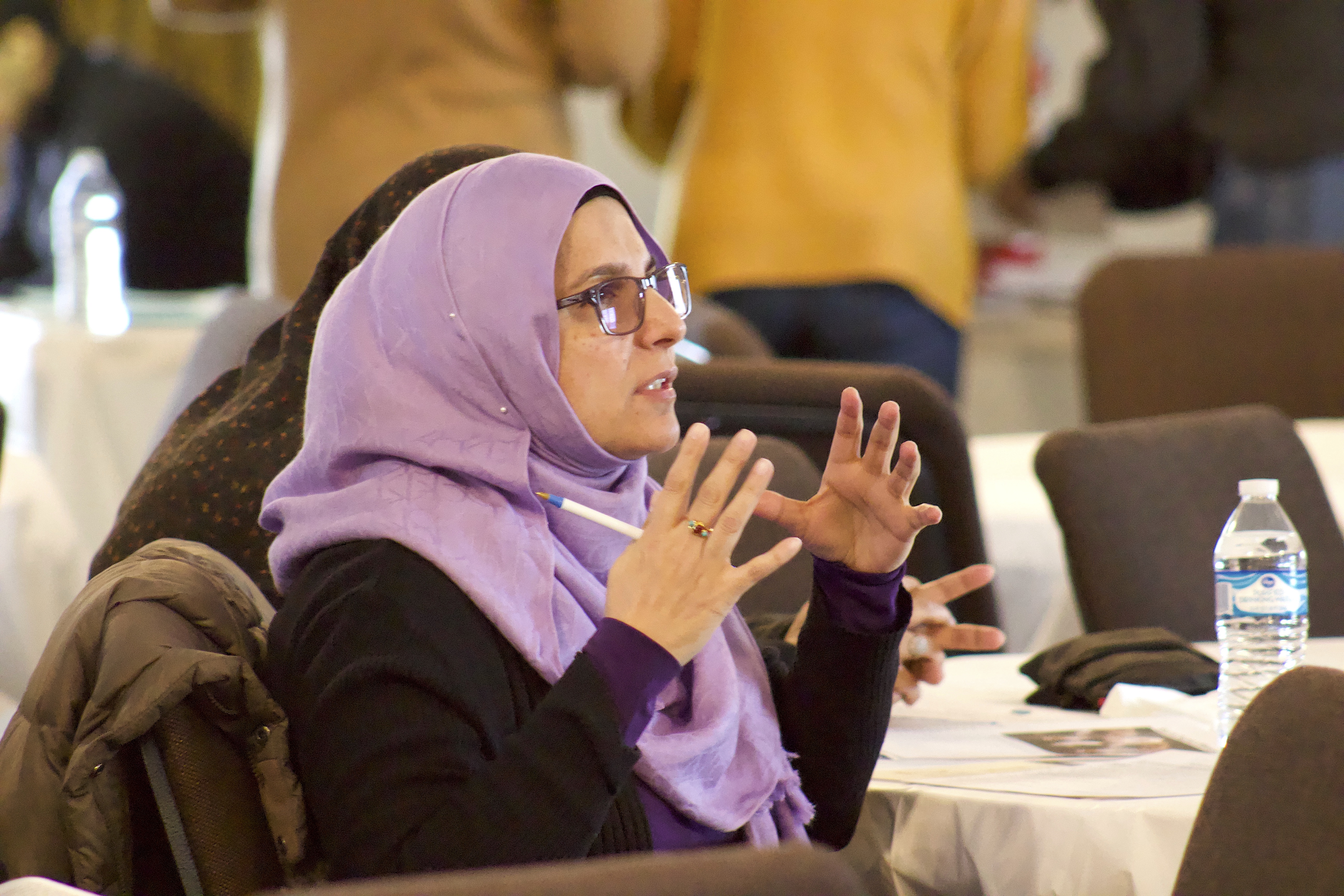A community member asks questions regarding Alzheimer's and related dementias at a MCCFAD community event in Dearborn Heights. Photo: Hassan Abbas/The Arab American News