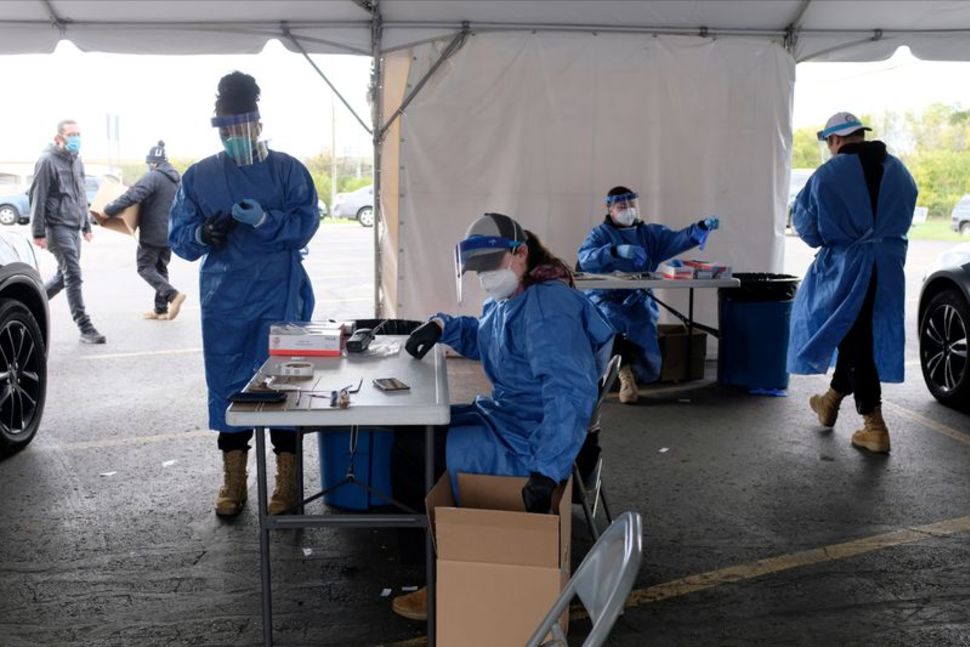 Personnel administer coronavirus disease (COVID-19) tests in Milwaukee, Wisconsin, U.S., as cases spread in the Midwest, October 2. Photo: Alex Wroblewski/Reuters
