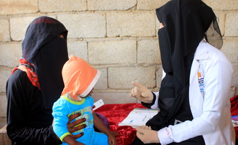 Yemeni woman gives her time and wages to treat children malnourished by war