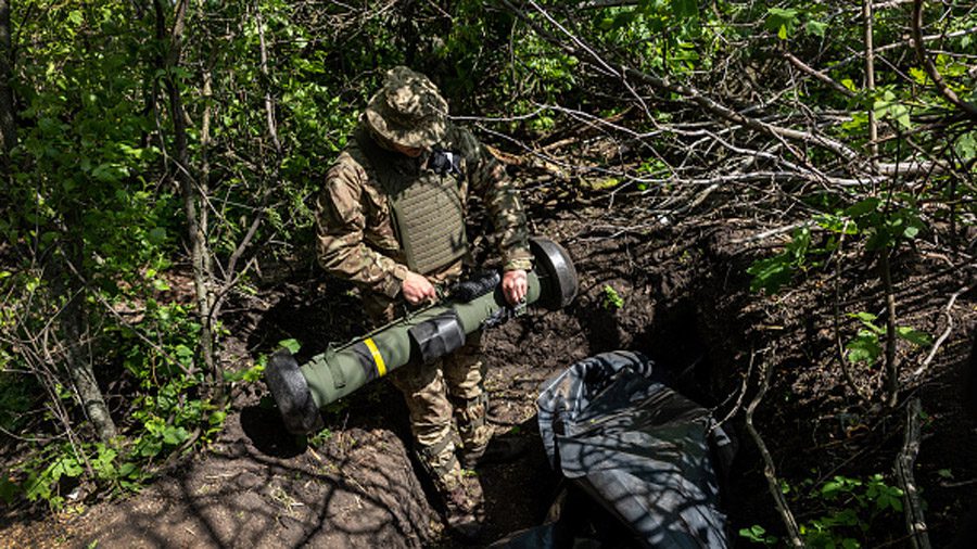 A Ukrainian Army soldier places a U.S.-made Javelin missile in a fighting position on the frontline on May 20, 2022 in Kharkiv Oblast, Ukraine. Photo: John Moore/Getty Images