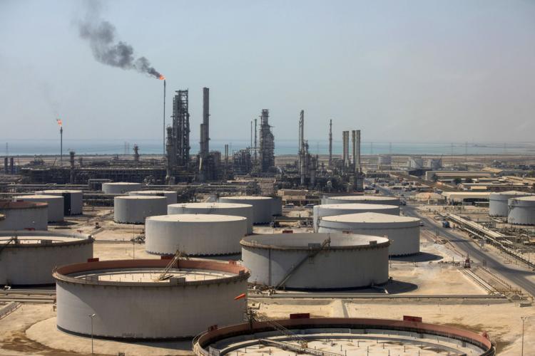 An oil refinery and its crude oil storage tanks in Ras Tanura, Saudi Arabia. Photo: Bloomberg