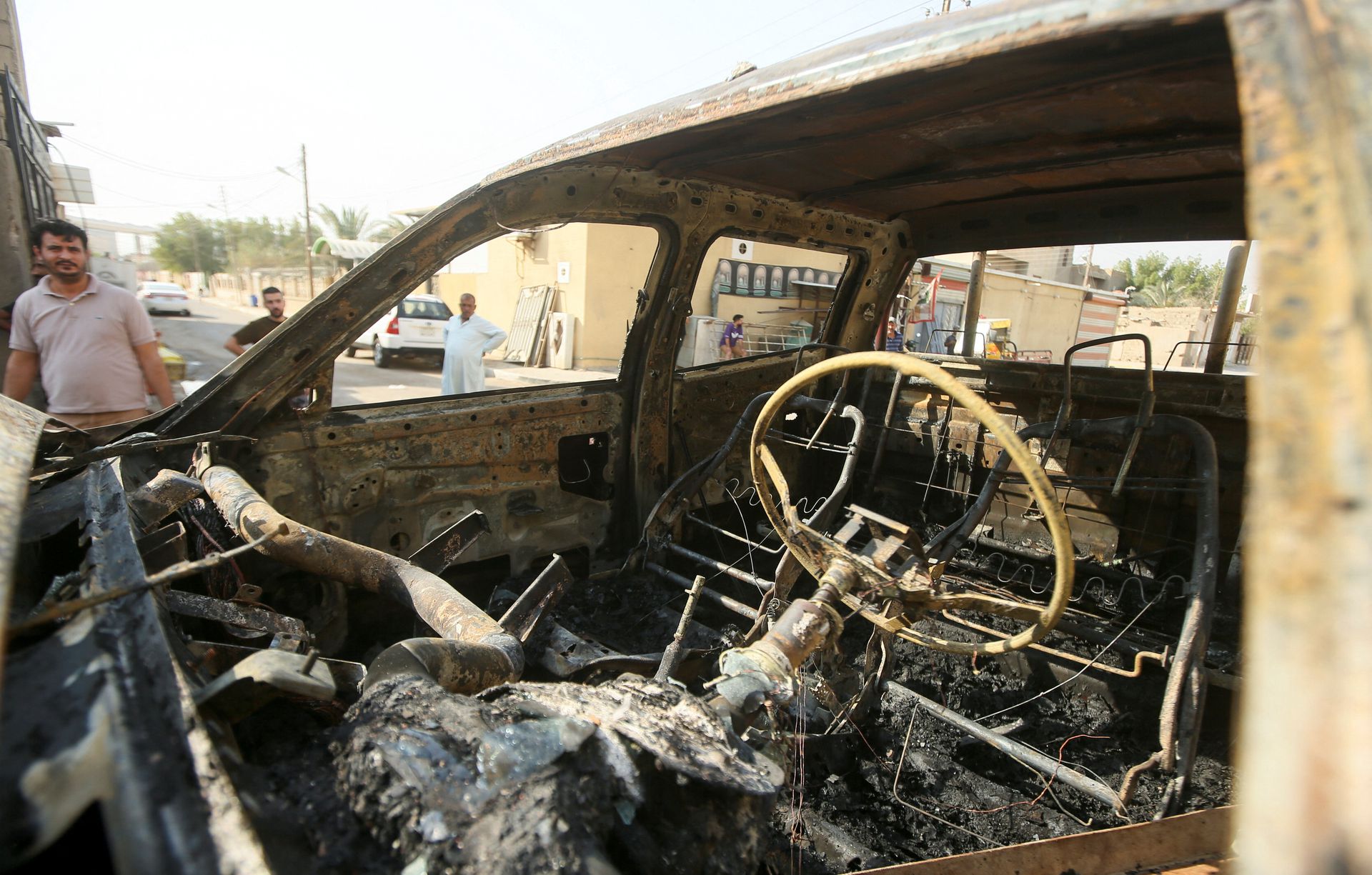 A burnt vehicle is pictured on a street aftermath of clashes among rival Shiite Muslim militants in Basra, Iraq Sept. 1, 2022. Photo: Essam al-Sudani/Reuters