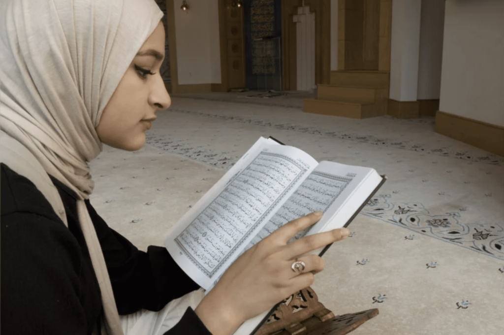Aleena Maryam Dawer (H’24) reads the Quran in the masjid.