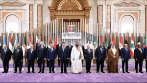 شخصيات من بينهم الرئيس الصيني شي جين بينغ وولي العهد السعودي الأمير محمد بن سلمان (في الوسط) يحضرون القمة الصينية العربية في الرياض ، المملكة العربية السعودية ، في ديسمبر 2022.  - صورة الملف