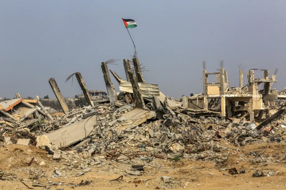 Palestinians who returned to Khan Yunis, a city heavily damaged during Israel’s two-year-long attacks on the Gaza Strip, struggle to survive amid the rubble of destroyed buildings and limited resources on November 6. – Photo by the Anadolu Agency